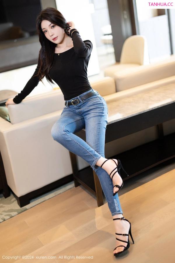   [XiuRen]高清写真图 2024.04.12 No.8385 徐莉芝Booty 黑丝美腿第20张图片